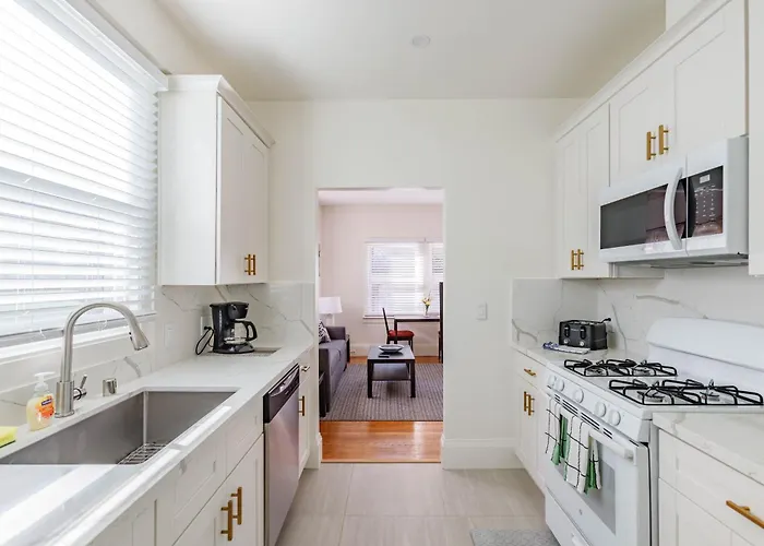 4 - Berkeley Private Apartment With Parking & Laundry